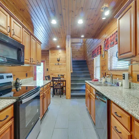 Cabin With Pool Access About 3 Mi To Downtown Gatlinburg